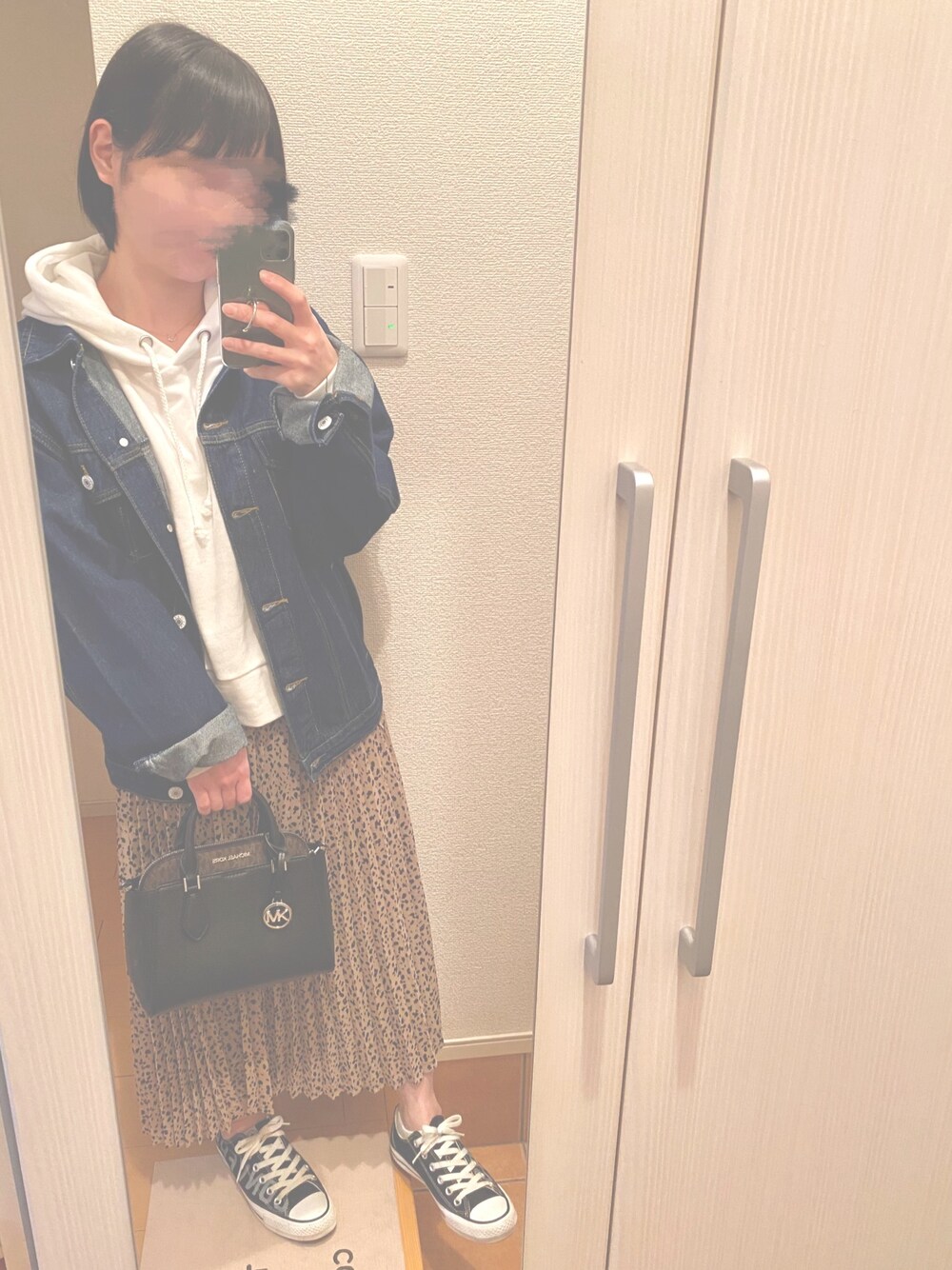「チビーズ✳︎、チビコーデ、低身長、大人カジュアル、デニムジャケット、春コーデ、おしゃれさんと繋がりたい」｜「GRLのショート丈スウェットパーカー（パーカー、ホワイト系）」を使った、ち び ま る 🐰さん（レディース・147cm）の春コーディネートの1枚目の写真