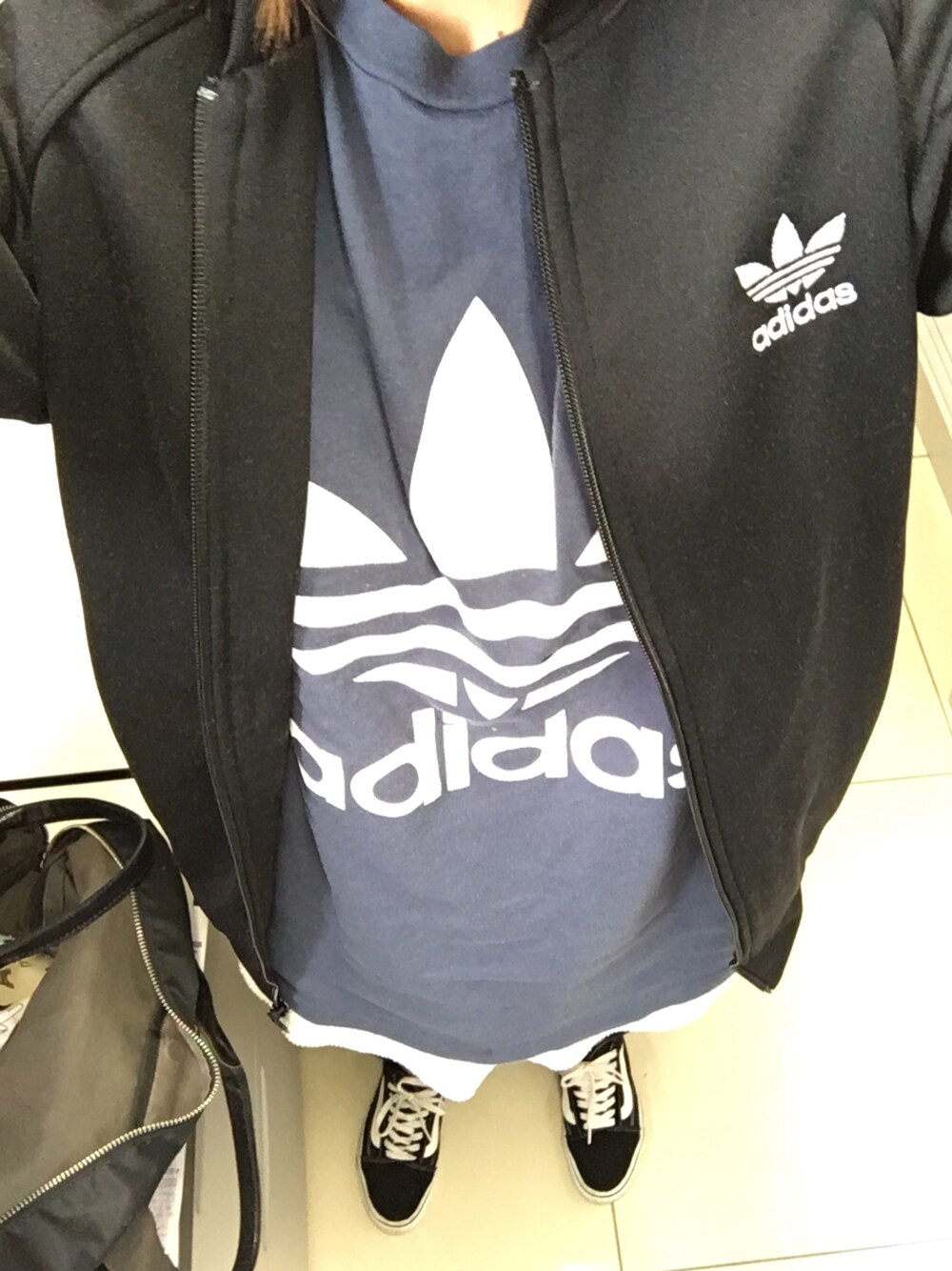 「ボーイッシュ」｜「adidasのアイテム（Tシャツ/カットソー、ブルー系）」を使った、うりさん（レディース・170cm）の春コーディネートの1枚目の写真
