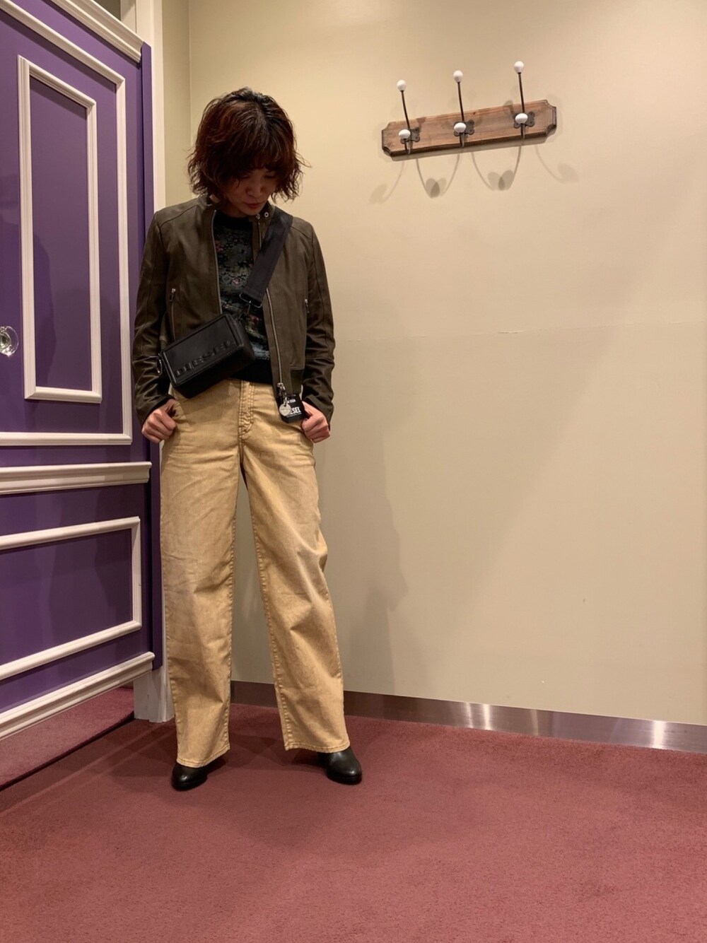 「シンプル、カジュアル、大人カジュアル、おしゃれさんと繋がりたい、きれいめカジュアル、秋のコーデ、デニム、ディーゼル、レザージャケット、ワイドパンツ」｜「DIESELのレディース レザージャケット クロップドスウェード（ライダースジャケット、グリーン系）」を使った、にんさん（レディース・165cm）の夏コーディネートの1枚目の写真