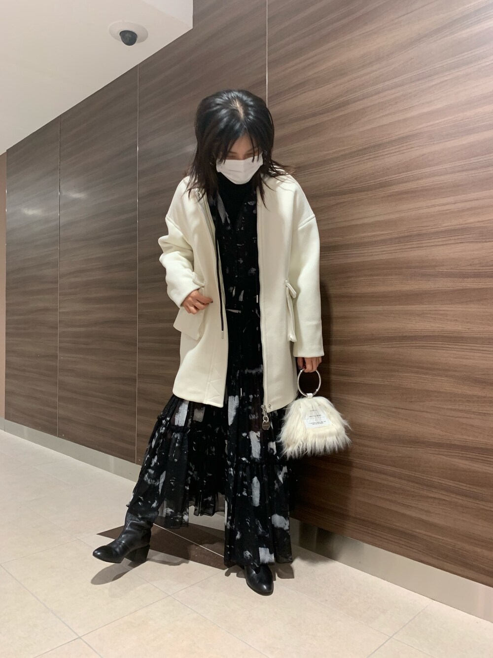 「シンプル、お洒落さんとつながりたい、シンプルコーデ、ロングワンピース、ディーゼル、アウター、コート、ワンピース、ブーツ、クリスマス」｜「DIESELのレディース ウィンタージャケット ウールミディアムジャケット（その他アウター、ベージュ系）」を使った、にんさん（レディース・165cm）の秋コーディネートの1枚目の写真