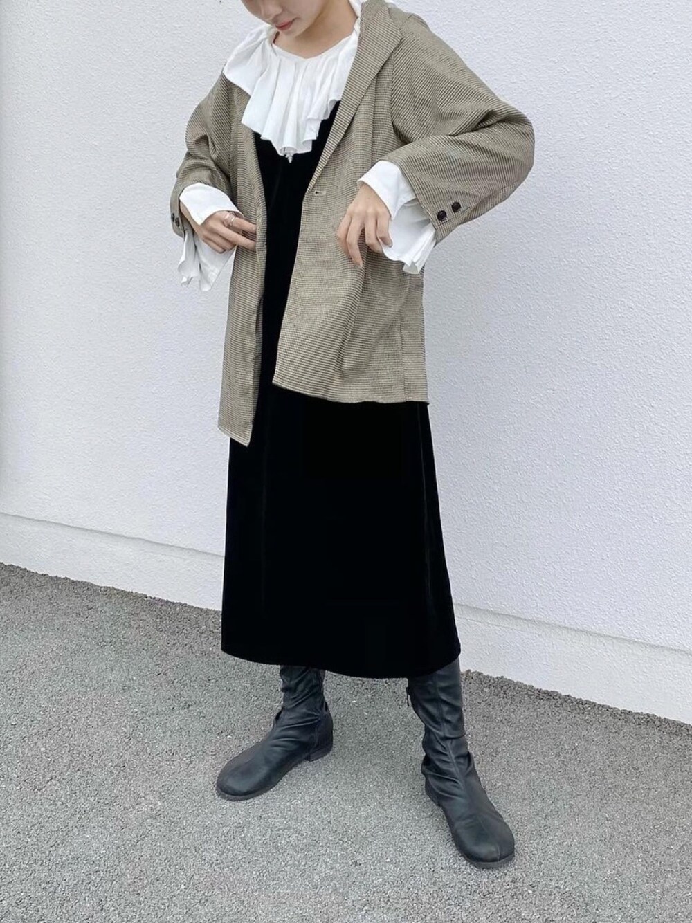 「Kastane、ワンピース、大人ガーリー、春コーデ、ジャケット、休日スタイル、お出かけコーデ、ロングブーツ、フリル、cra_ootd」｜「Kastaneのチェックセットアップジャケット（テーラードジャケット、ベージュ系）」を使った、craさん（レディース・154cm）の春コーディネートの1枚目の写真