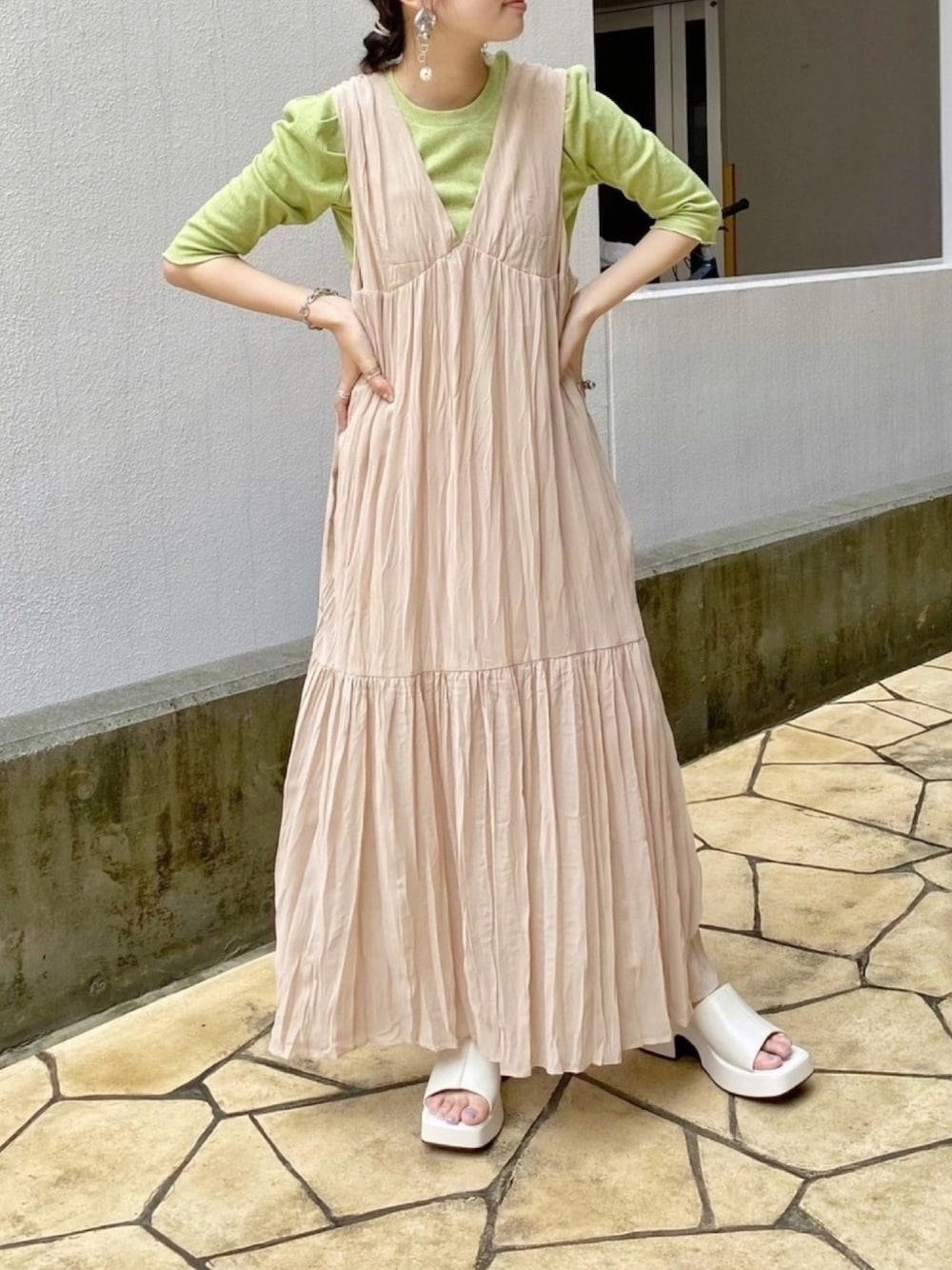 「Kastane、onepiece、ガーリー、休日スタイル、ビタミンカラー、グリーン、厚底サンダル、ベージュコーデ、淡色コーデ、cra_ootd」｜「Kastaneのワッシャーシフォン無地ワンピース（ワンピース、ベージュ系）」を使った、craさん（レディース・154cm）の春コーディネートの1枚目の写真