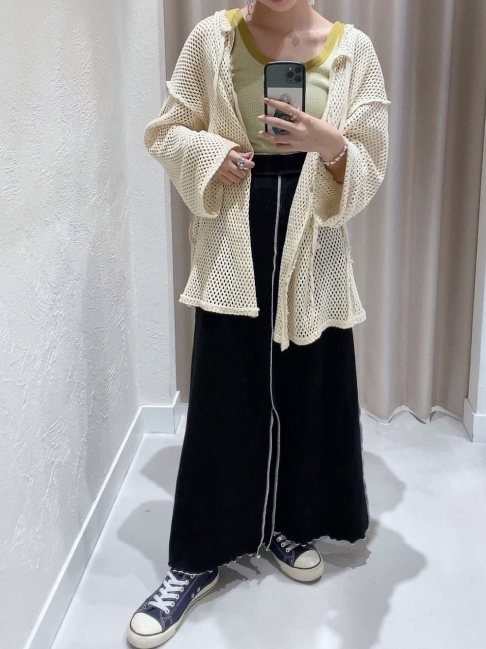 「Kastane、グリーン、ブラック、ベージュ、お出かけコーデ、カジュアル、フレアスカート、夏コーデ、スニーカー、cra_ootd」｜「KastaneのメッシュBACK紐2WAYカーディガン（Tシャツ/カットソー、ベージュ系）」を使った、craさん（レディース・154cm）の夏コーディネートの1枚目の写真