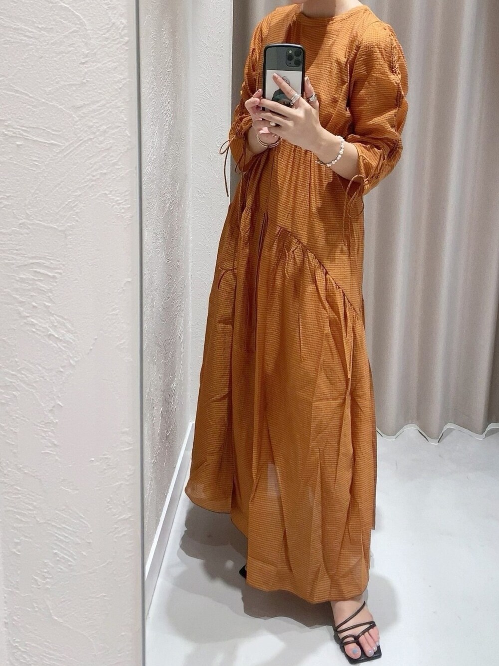 「Kastane、ワンピース、ビタミンカラー、オレンジ、ギンガムチェック、ロングワンピース、お出かけコーデ、休日スタイル、透け感、cra_ootd」｜「Kastaneのシアーギンガムシャーリングドレス（ワンピース、オレンジ系）」を使った、craさん（レディース・154cm）の夏コーディネートの1枚目の写真