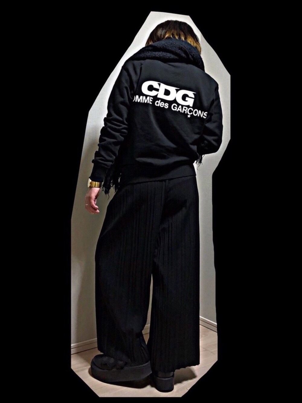 「オールブラック、ALL BLACK、コムデギャルソン、COMME des GARCONS、CDG、Tokyo bopper、ISSEY MIYAKE」｜「COMME des GARCONSのアイテム（スウェット、ブラック系）」を使った、きつね使いまみたさん（レディース・155cm）の秋コーディネートの1枚目の写真