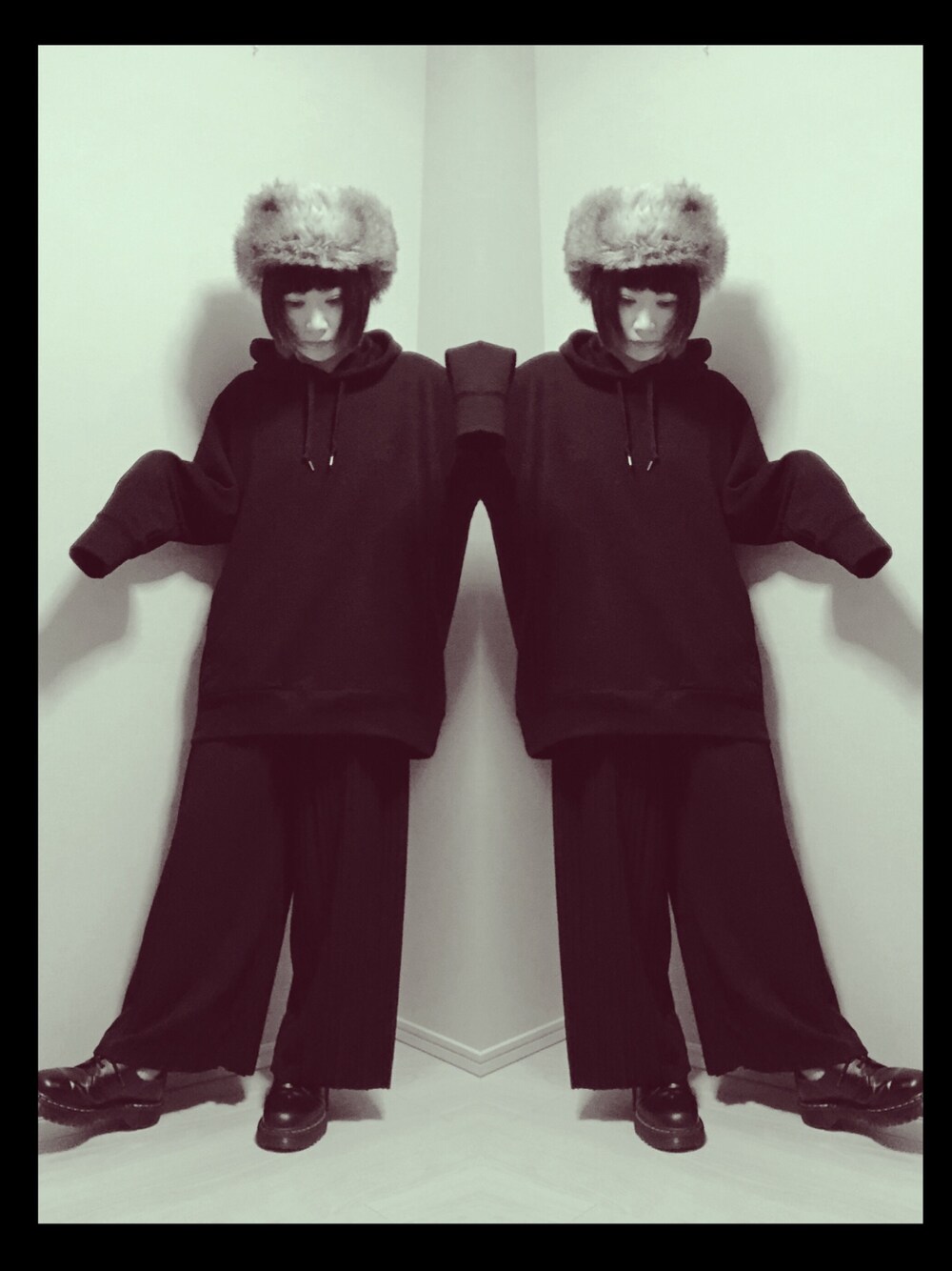 「ALL BLACK、UNIQLO、オーバーサイズ、もこもこ、KANGOL」｜「KANGOLの『CLUEL(クルーエル)11月号掲載』【KANGOL】Wool Ushanka / 【カンゴール】ウール ウシャンカ（キャップ、ベージュ系）」を使った、きつね使いまみたさん（レディース・155cm）の秋コーディネートの1枚目の写真