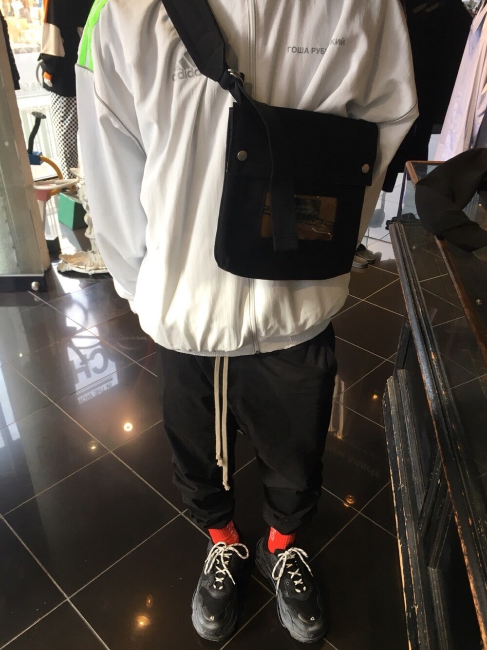 「はるコーデ、ストリート、RAFSIMONS、gosharubchinskiy、BALENCIAGA、triples、EASTPAK」｜「Gosha Rubchinskiyのアイテム（ナイロンジャケット、ホワイト系）」を使った、taishiさん（メンズ・174cm）の春コーディネートの1枚目の写真