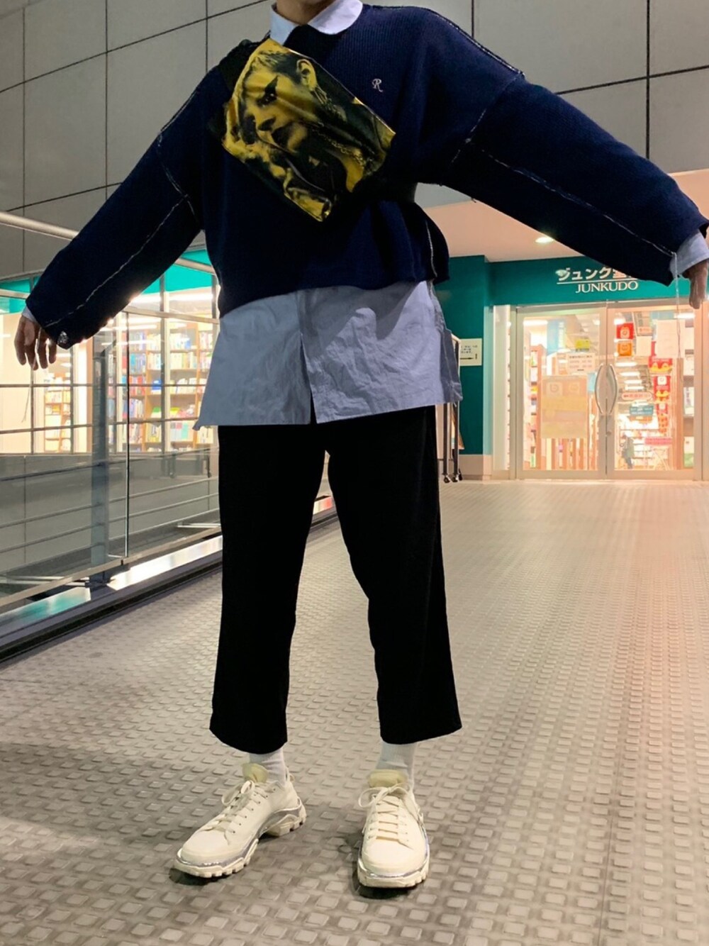 「ユニクロ、スラックス、ニット、RAF SIMONS、delada、EASTPAK」｜「DELADAのアイテム（シャツ/ブラウス、ブルー系）」を使った、taishiさん（メンズ・174cm）の冬コーディネートの1枚目の写真