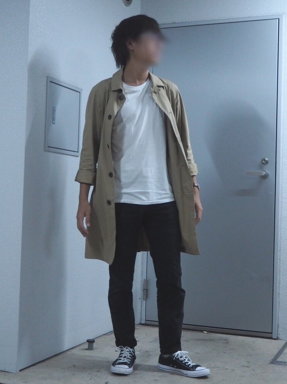 ホワイト系のTシャツ/カットソー、ブラック系のデニムパンツ、ベージュ系のステンカラーコートを着用したメンズの秋コーディネートの1枚目の写真