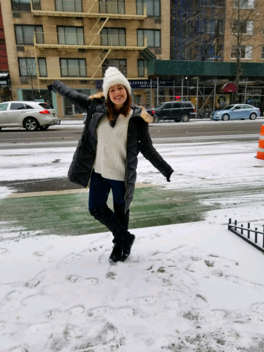 「winter、newyork、snow」｜「FOREVER 21のアイテム（ニットキャップ/ビーニー、ホワイト系）」を使った、Charlize Besterさん（レディース・168cm）の秋コーディネートの1枚目の写真
