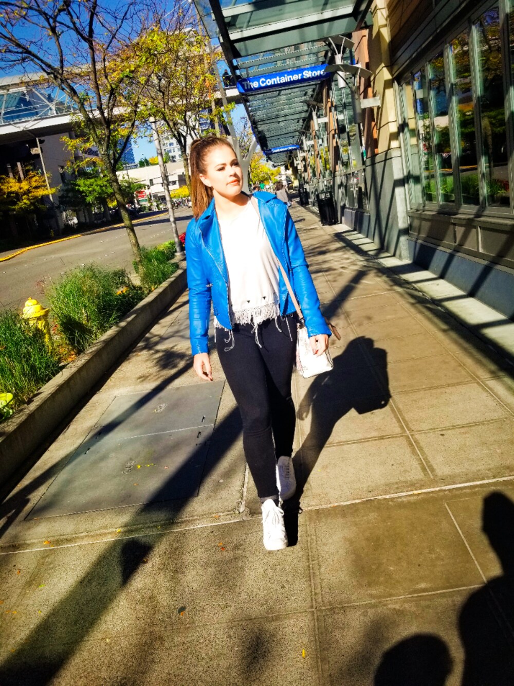 「shopping、fall、Seattle、STYLE、leather、punk rock、kicks」｜「Levi'sのアイテム（スニーカー、ホワイト系）」を使った、Charlize Besterさん（レディース・170cm）の秋コーディネートの1枚目の写真