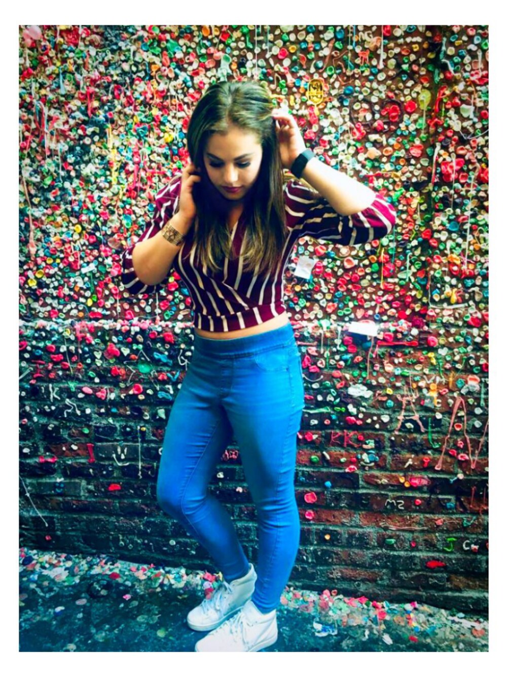「Seattle、supreme、streetfashion、fashion、fall、girl、ootd、shoes」｜「Levi'sのアイテム（スニーカー、ホワイト系）」を使った、Charlize Besterさん（レディース・170cm）の秋コーディネートの1枚目の写真