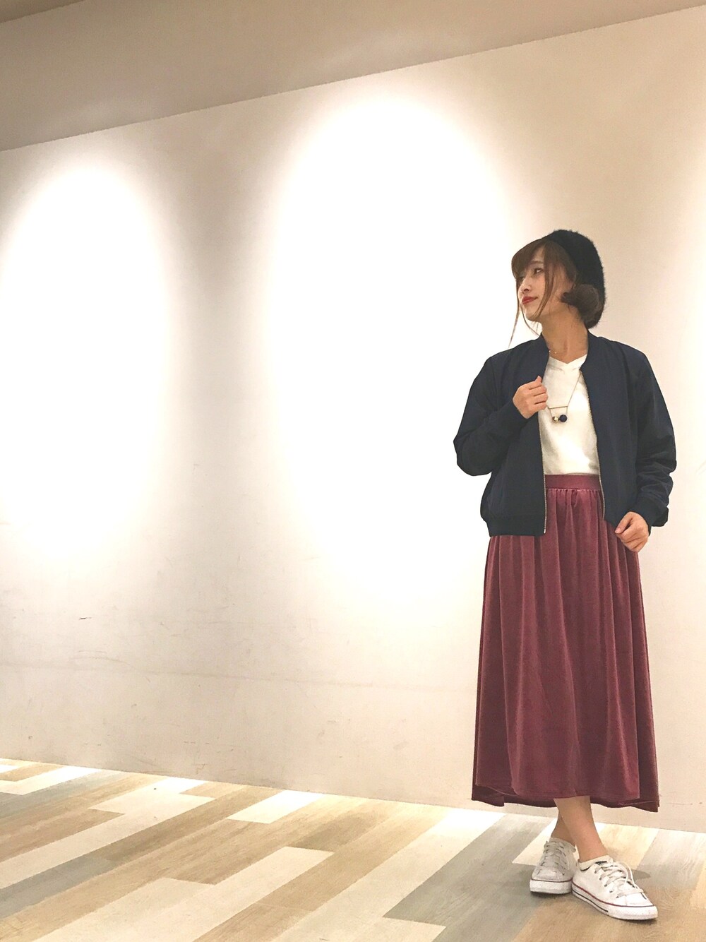 ピンク系のスカート、ホワイト系のニット/セーター、ブルー系のブルゾンを着用したレディースの秋コーディネートの1枚目の写真