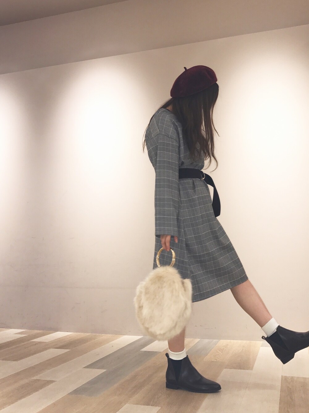 グレー系のワンピース/ドレス、ブラウン系のブーツ、レッド系のハンチング/ベレー帽を着用したレディースの冬コーディネートの1枚目の写真