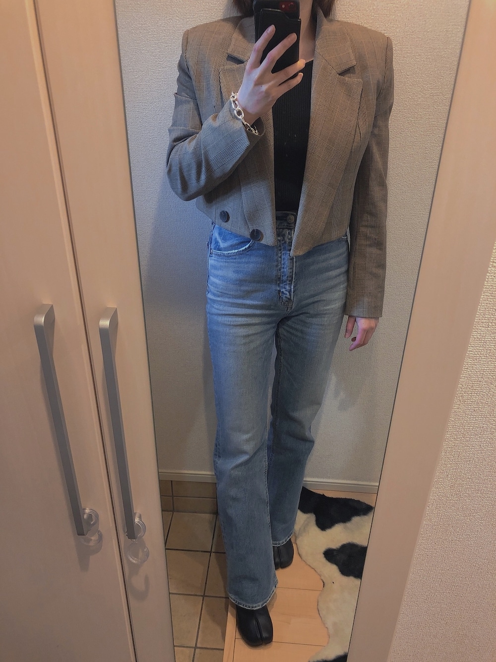 「春コーデ、きれいめカジュアル、Maison Margiela、SLY、MIIA、ZARA、ジャケット、シンプル、soierie、デニムパンツ」｜「SLYのMAX HW FLARE PT-C　ハイウエスト　フレアパンツ（デニムパンツ、ブルー系）」を使った、yachonさん（レディース・157cm）の春コーディネートの1枚目の写真