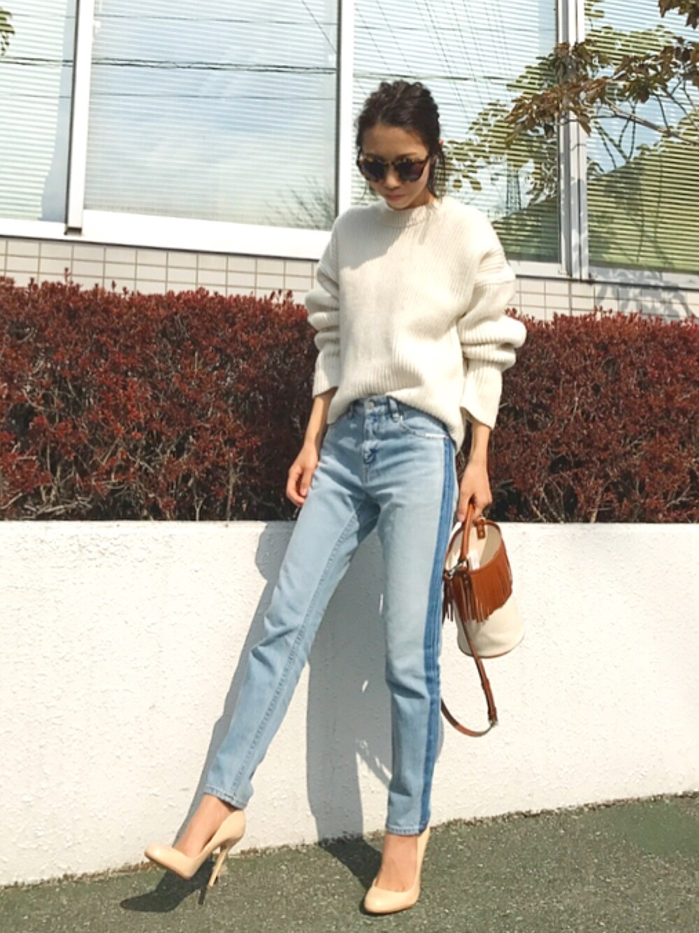 「ootd、UNIQLO、春コーデ、オトナカジュアル、ニット、シンプルコーデ、デニムパンツ、ピンク、ショルダーバッグ」｜「UNIQLOのアイテム（ニット/セーター、ホワイト系）」を使った、yurieさん（レディース・156cm）の春コーディネートの1枚目の写真