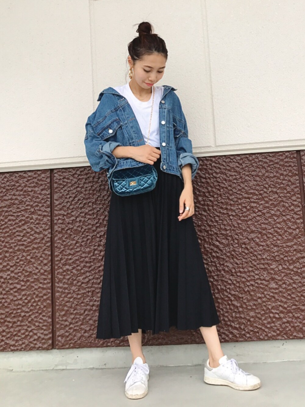 「大人カジュアル、プチプラ、秋コーデ、ママファッション、デニムジャケット、black、ロングスカート、UNIQLO、adidas」｜「GRLのゆるデニムGジャン（デニムジャケット、ブルー系）」を使った、yurieさん（レディース・156cm）の秋コーディネートの1枚目の写真