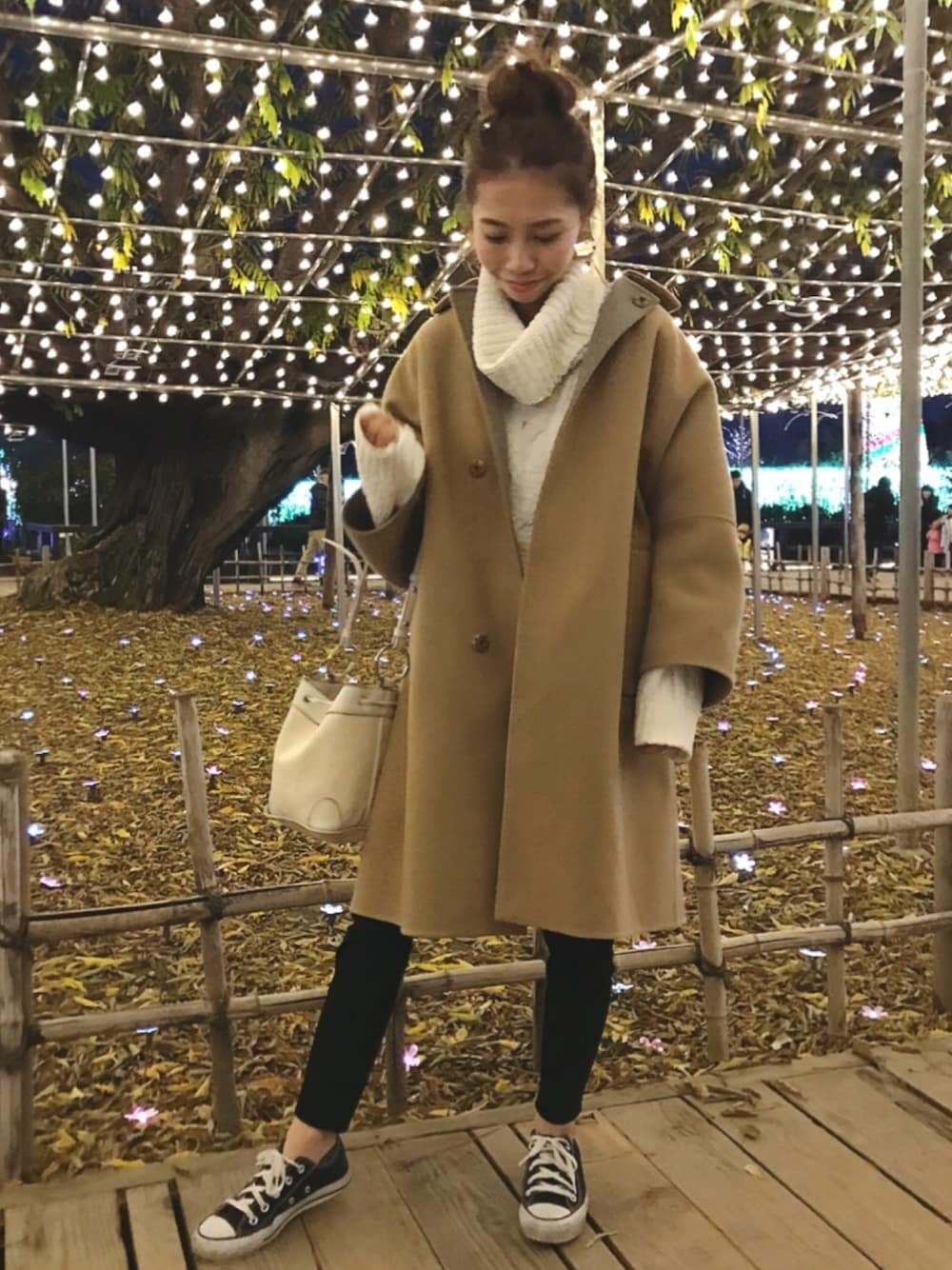 ホワイト系のニット/セーター、ブラック系のデニムパンツ、ブラック系のスニーカーを着用したレディースの冬コーディネートの1枚目の写真