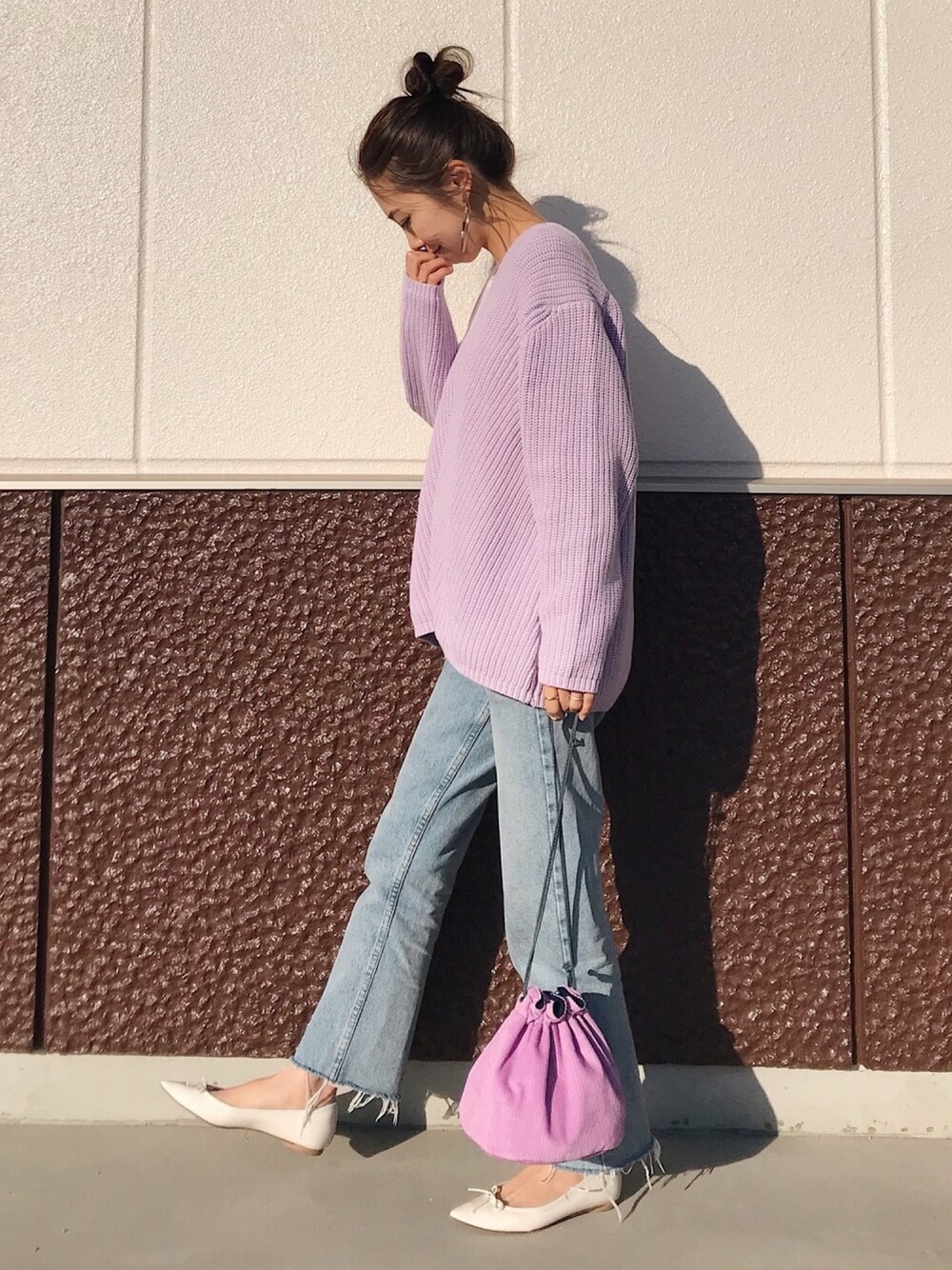 「はるコーデ、大人カジュアル、シンプル、プチプラ、春ニット、パープル、デニムパンツ、巾着バッグ、フラットシューズ」｜「MODE ROBEのパステルVネックニット（ニット/セーター、パープル系）」を使った、yurieさん（レディース・156cm）の冬コーディネートの1枚目の写真