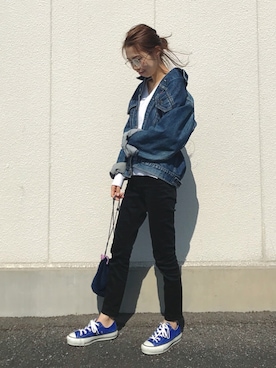 「アイテム（スニーカー、ブルー系）」を使った、yurieさん（レディース・156cm）の春コーディネート