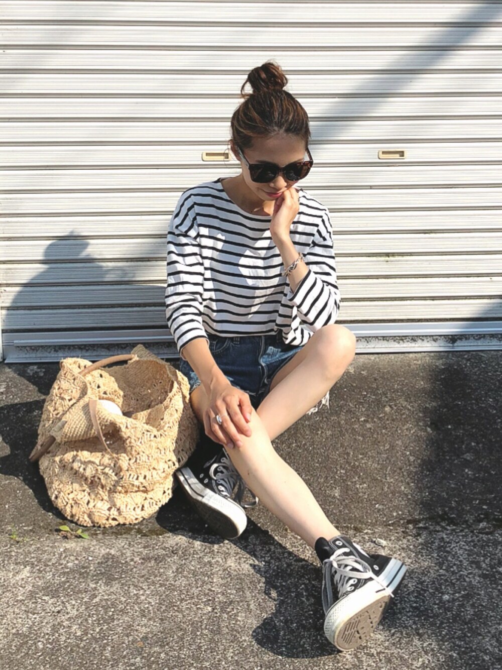 「夏コーデ、カジュアルコーデ、大人カジュアル、シンプル、ロンT、ボーダー、ショートパンツ、トートバッグ、ラフ、おだんごヘアー」｜「AZUL ENCANTOの【消臭効果】【洗濯機で洗える】七分袖ボーダーバックテールプルオーバー（Tシャツ/カットソー、ブラック系）」を使った、yurieさん（レディース・156cm）の夏コーディネートの1枚目の写真
