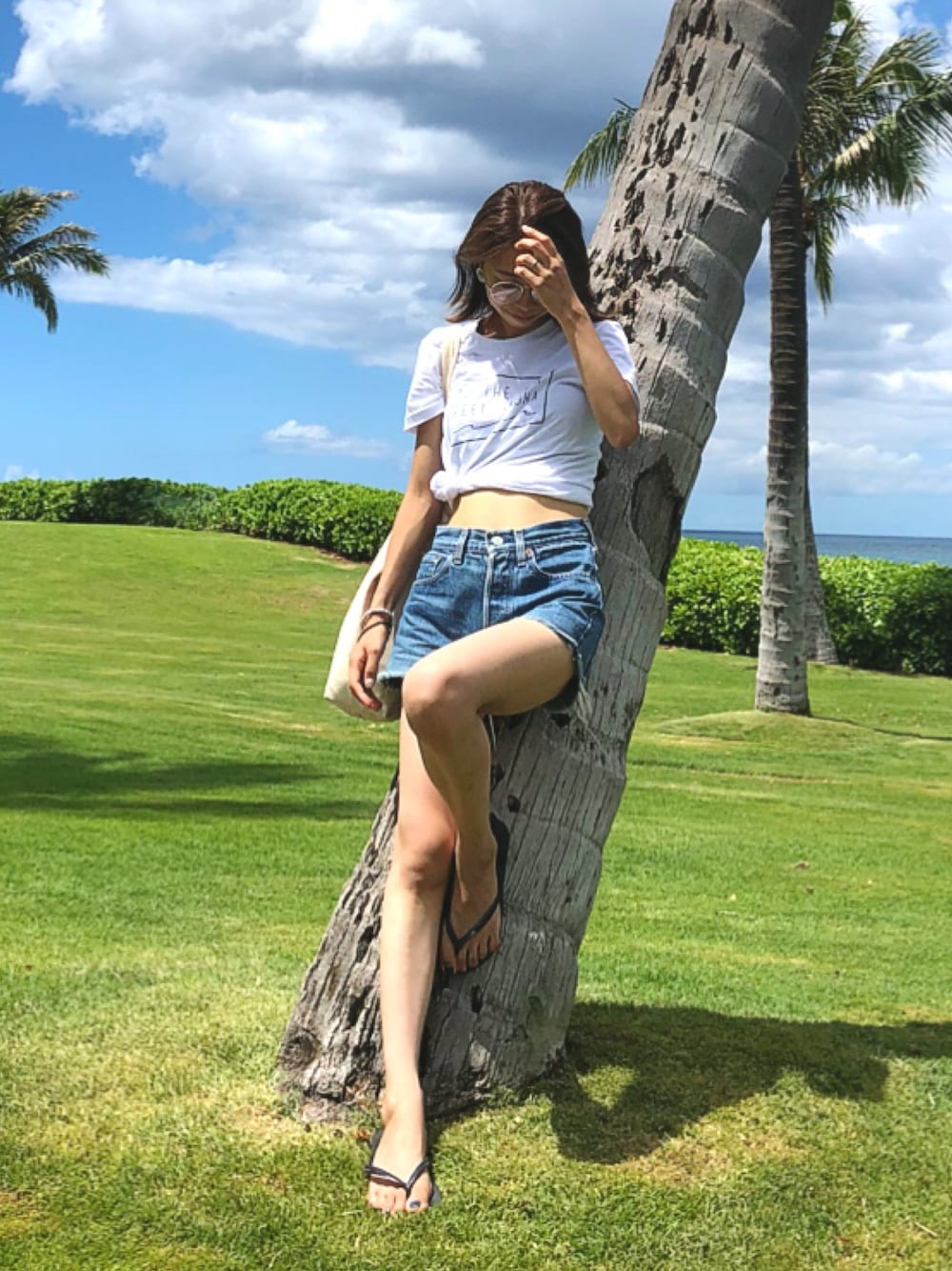 「summer、オトナカジュアル、ママファッション、リゾートスタイル、カジュアル、ハワイ、ラフ、Tシャツ、ショートパンツ」｜「totheseaのアイテム（Tシャツ/カットソー、ホワイト系）」を使った、yurieさん（レディース・156cm）の秋コーディネートの1枚目の写真