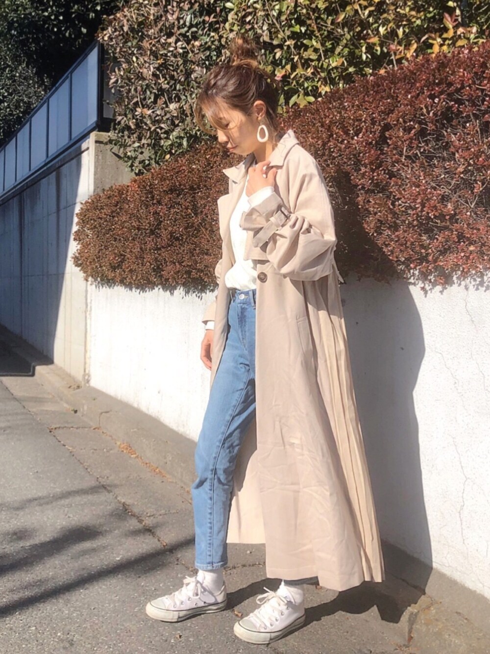 「春コーデ、オトナ女子、シンプル、プチプラ、トレンチコート、ベージュ、zozoデニム、コンバース、おだんごヘアー」｜「titivateのﾊﾞｯｸﾌﾟﾘｰﾂﾄﾚﾝﾁｺｰﾄ（トレンチコート、ベージュ系）」を使った、yurieさん（レディース・156cm）の冬コーディネートの1枚目の写真