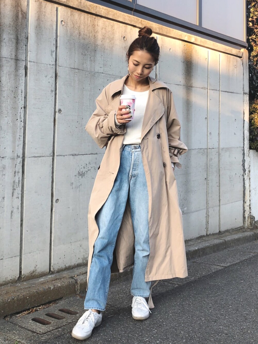 ホワイト系のTシャツ/カットソー、ベージュ系のトレンチコート、ホワイト系のスニーカーを着用したレディースの冬コーディネートの1枚目の写真