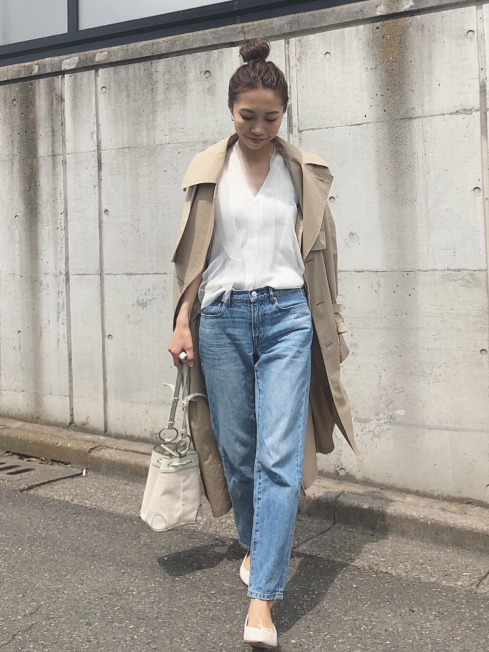 「オトナカジュアル、ビッグシルエット、オーバーサイズ、オトナ女子、ママコーデ、トレンチコート、ベージュ、zozoデニム、フラットシューズ」｜「JANESMITHのJANESMITH / ジェーンスミス BIG TRENCH COAT / ビッグシルエットトレンチコート 9SCO-#820L（トレンチコート、ベージュ系）」を使った、yurieさん（レディース・156cm）の春コーディネートの1枚目の写真