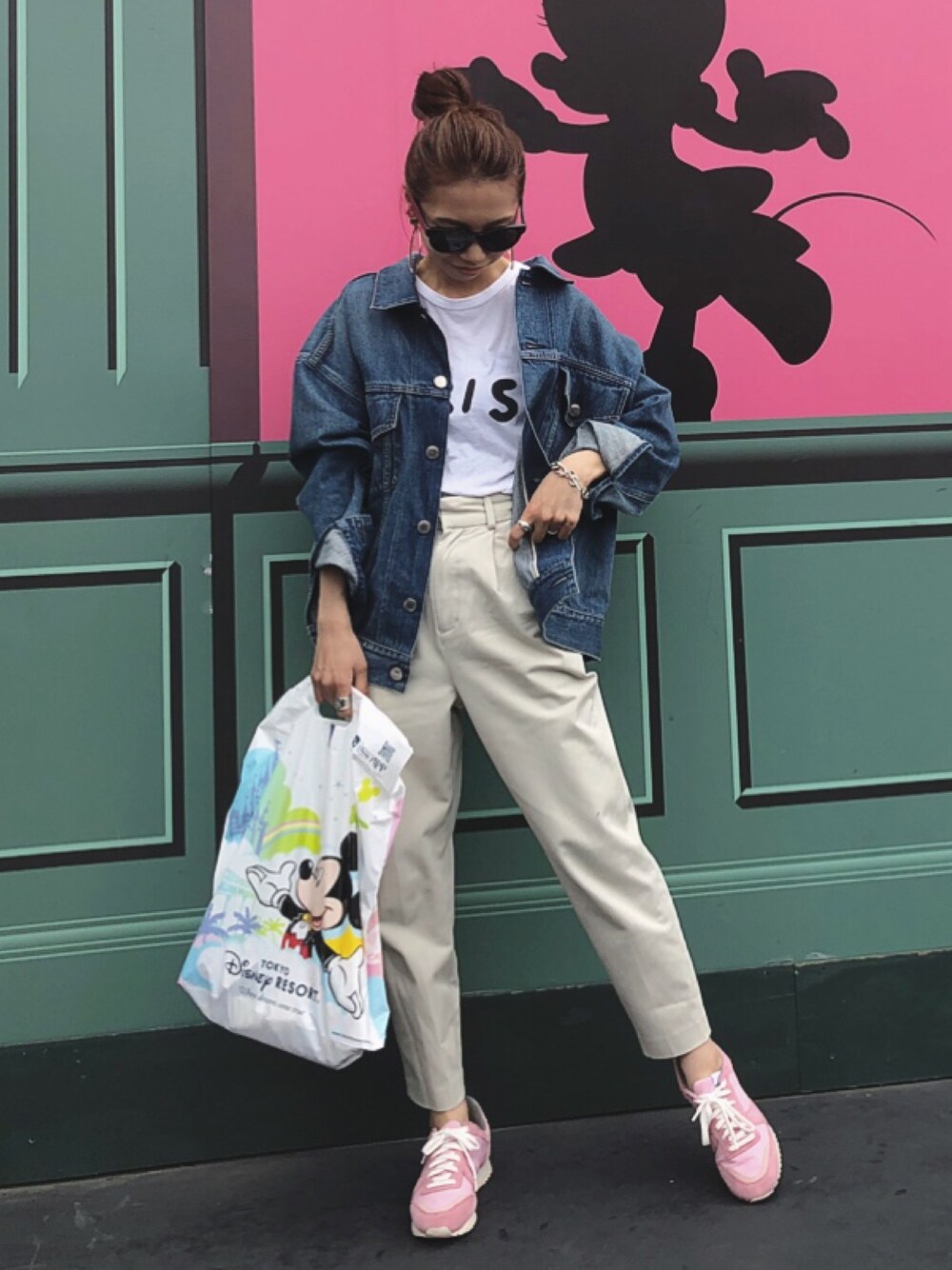 「ディズニー、休日スタイル、ラクチンコーデ、ママファッション、お洒落さんとつながりたい、デニムジャケット、Gジャン、ラフ、ロゴT、スニーカー」｜「rxmanceの【RXMANCE】 Tシャツ（Tシャツ/カットソー、ホワイト系）」を使った、yurieさん（レディース・156cm）の春コーディネートの1枚目の写真