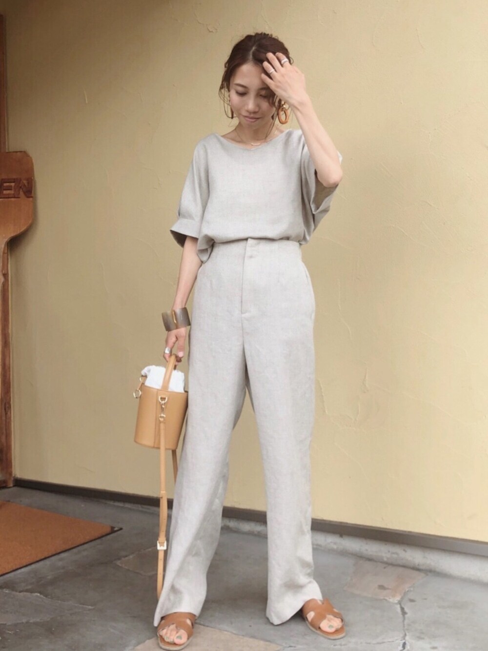 「夏、休日スタイル、オトナ女子、ベージュコーデ、ママファッション、セットアップ、ショルダーバッグ、おおぶりピアス、サンダル」｜「UNITED ARROWSのUBCS TA/P ドルマンスリーブ ブラウス（シャツ/ブラウス、ベージュ系）」を使った、yurieさん（レディース・156cm）の夏コーディネートの1枚目の写真
