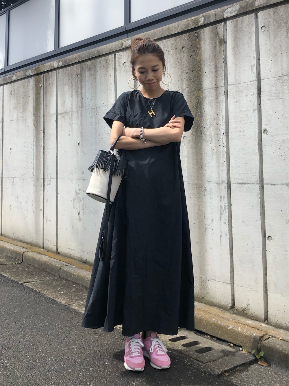 「ゆるコーデ、カジュアル、リラックススタイル、ママコーデ、マタニティ、ワンピース、スニーカー、ピンク、ゴールドアクセ」｜「CELINEのアイテム（チャーム、ゴールド系）」を使った、yurieさん（レディース・156cm）の春コーディネートの1枚目の写真