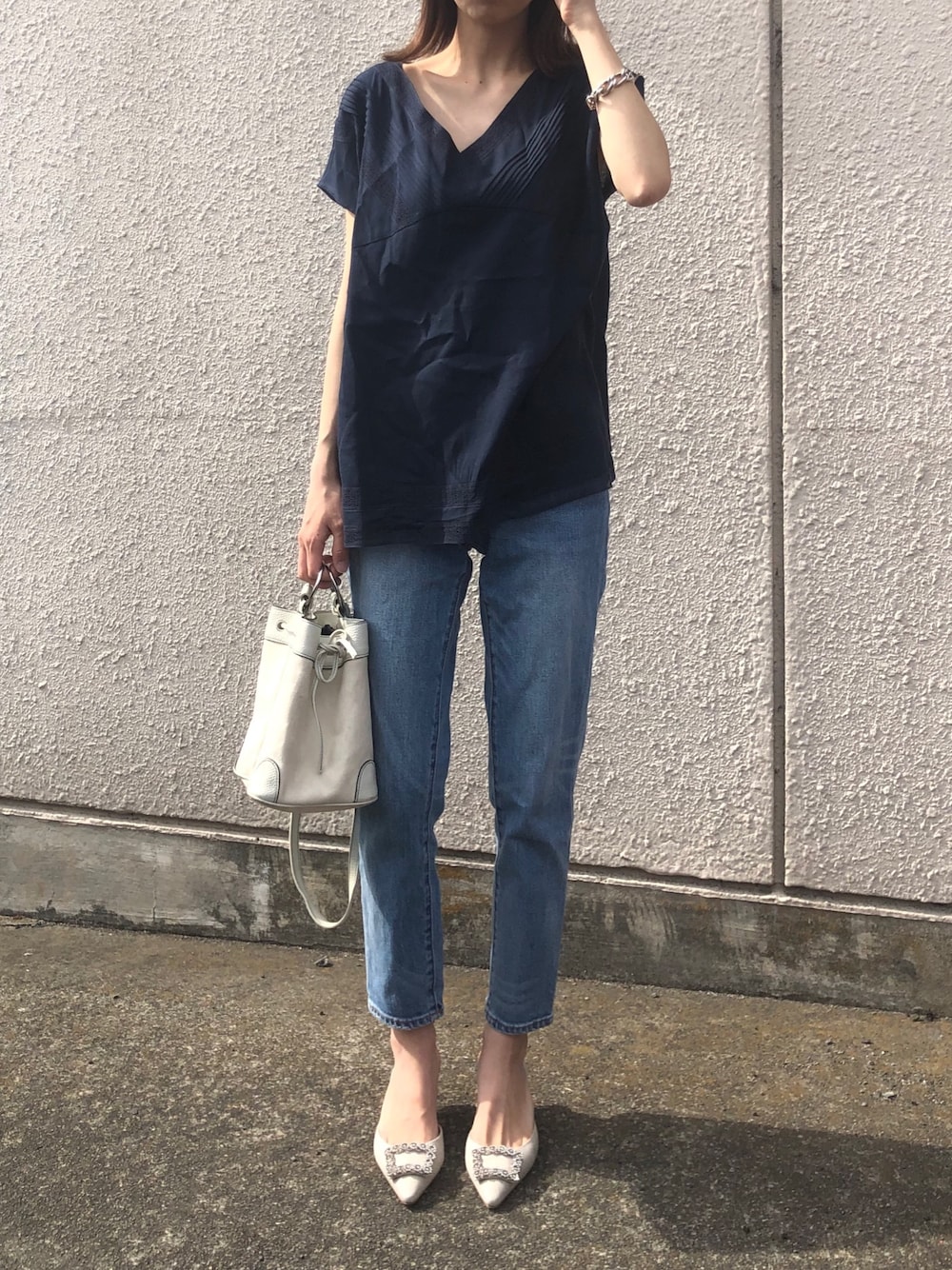 「きれいめカジュアル、デニムコーデ、シンプル、ママコーデ、ootd、ブラウス、ネイビー、ミュール」｜「AZUL ENCANTOの【洗濯機で洗える】【消臭効果】レースピンタックフレンチスリーブVネックブラウス（シャツ/ブラウス、ブルー系）」を使った、yurieさん（レディース・156cm）の春コーディネートの1枚目の写真