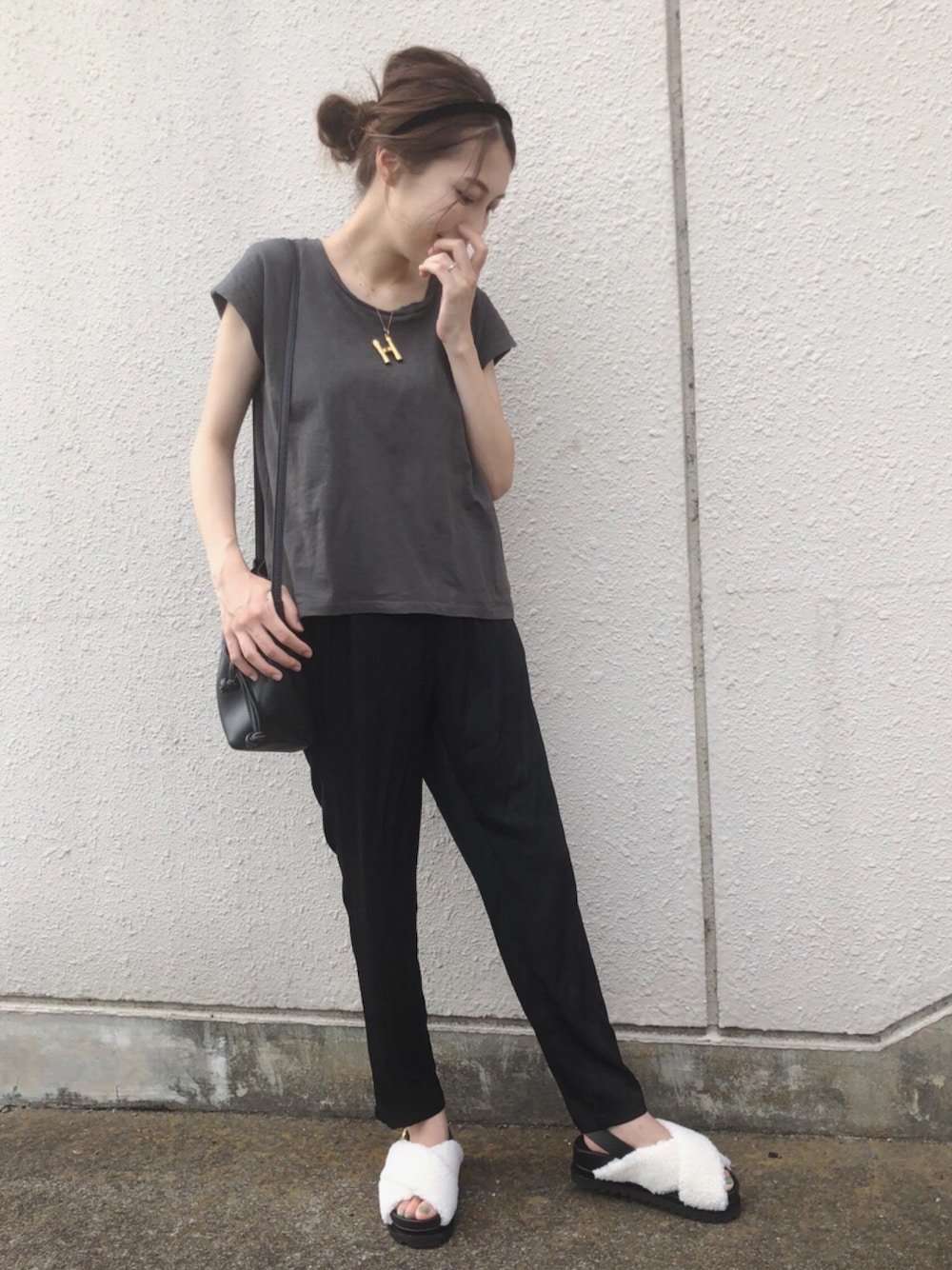 Tシャツ/カットソーを使った「サテンパンツ」の人気ファッション