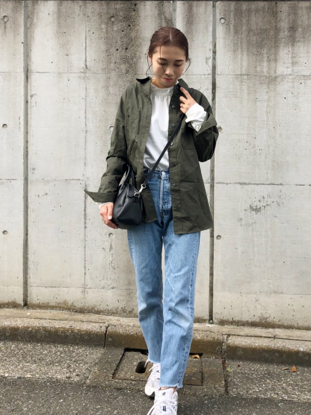 「春コーデ、カジュアル、プチプラ、古着MIX、シャツスタイル、シンプルコーデ、デニム、ショルダーバッグ、スニーカー」｜「GRLのロングカフスブラウス（シャツ/ブラウス、ホワイト系）」を使った、yurieさん（レディース・156cm）の春コーディネートの1枚目の写真