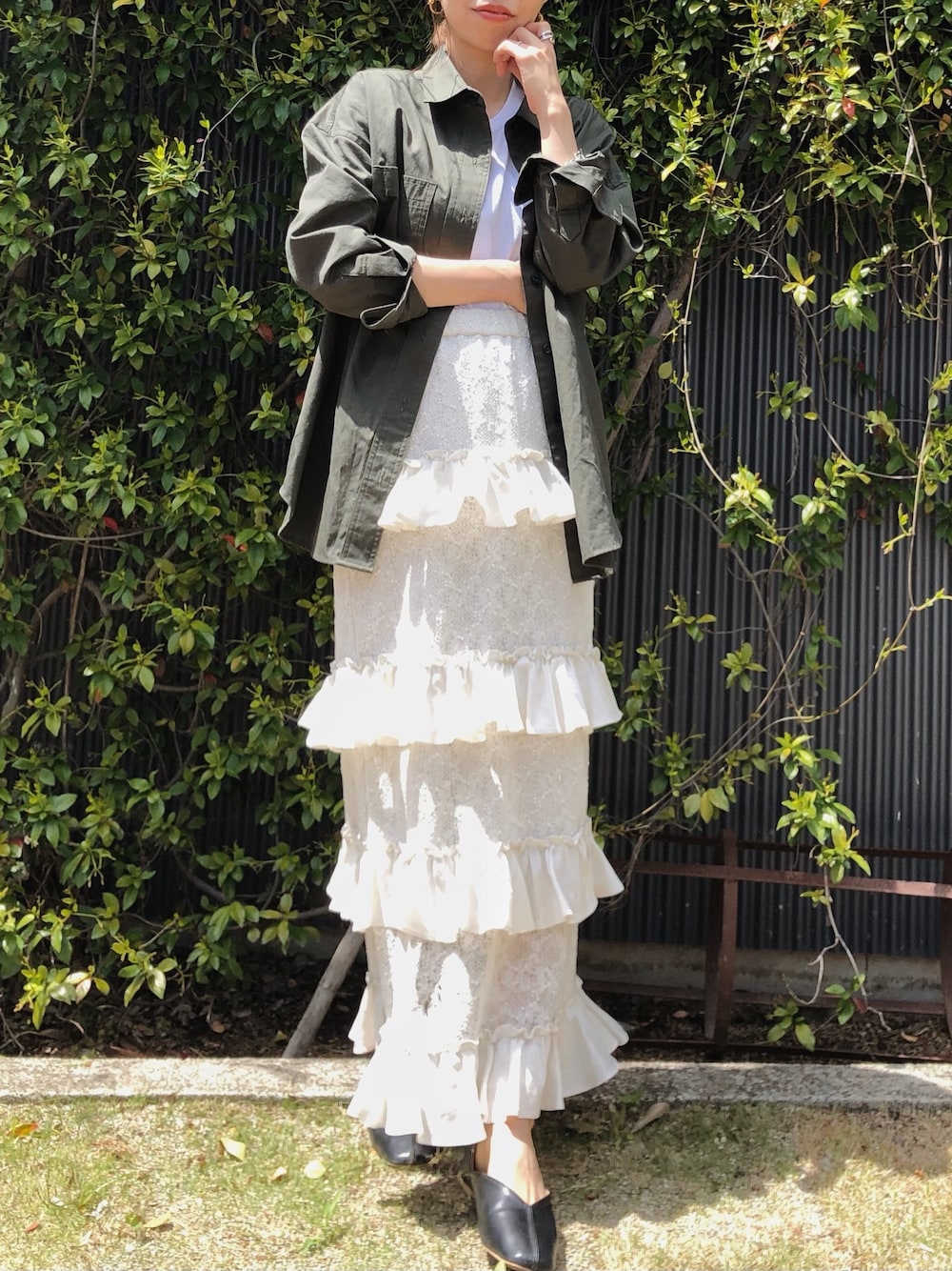「春コーデ、休日スタイル、低身長コーデ、ミリタリーシャツ、白Tシャツ、ロングスカート、レース、フラットシューズ、コラボ、otonamuse」｜「CASA FLINEの【金子綾×オトナミューズ×CASA FLINE】レースラッフルスカート（スカート、ホワイト系）」を使った、yurieさん（レディース・156cm）の春コーディネートの1枚目の写真