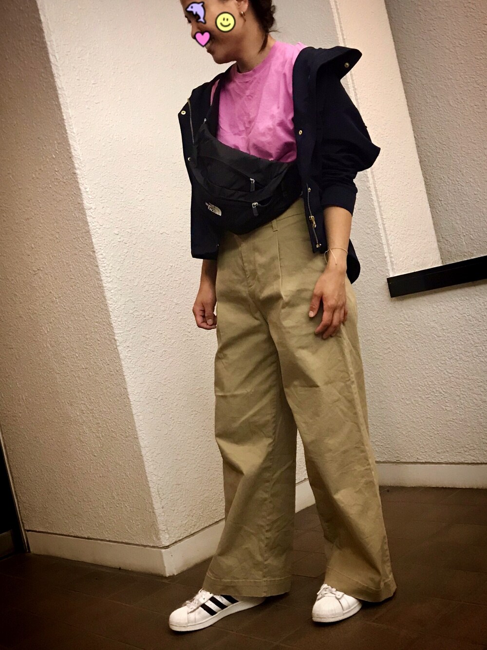 「ラフ、カジュアルコーデ、プチプラコーデ、梅雨、ワイドパンツ、GU、アディダス」｜「UNIQLOのアイテム（チノパンツ、ベージュ系）」を使った、Miho mihoさん（レディース・160cm）の夏コーディネートの1枚目の写真
