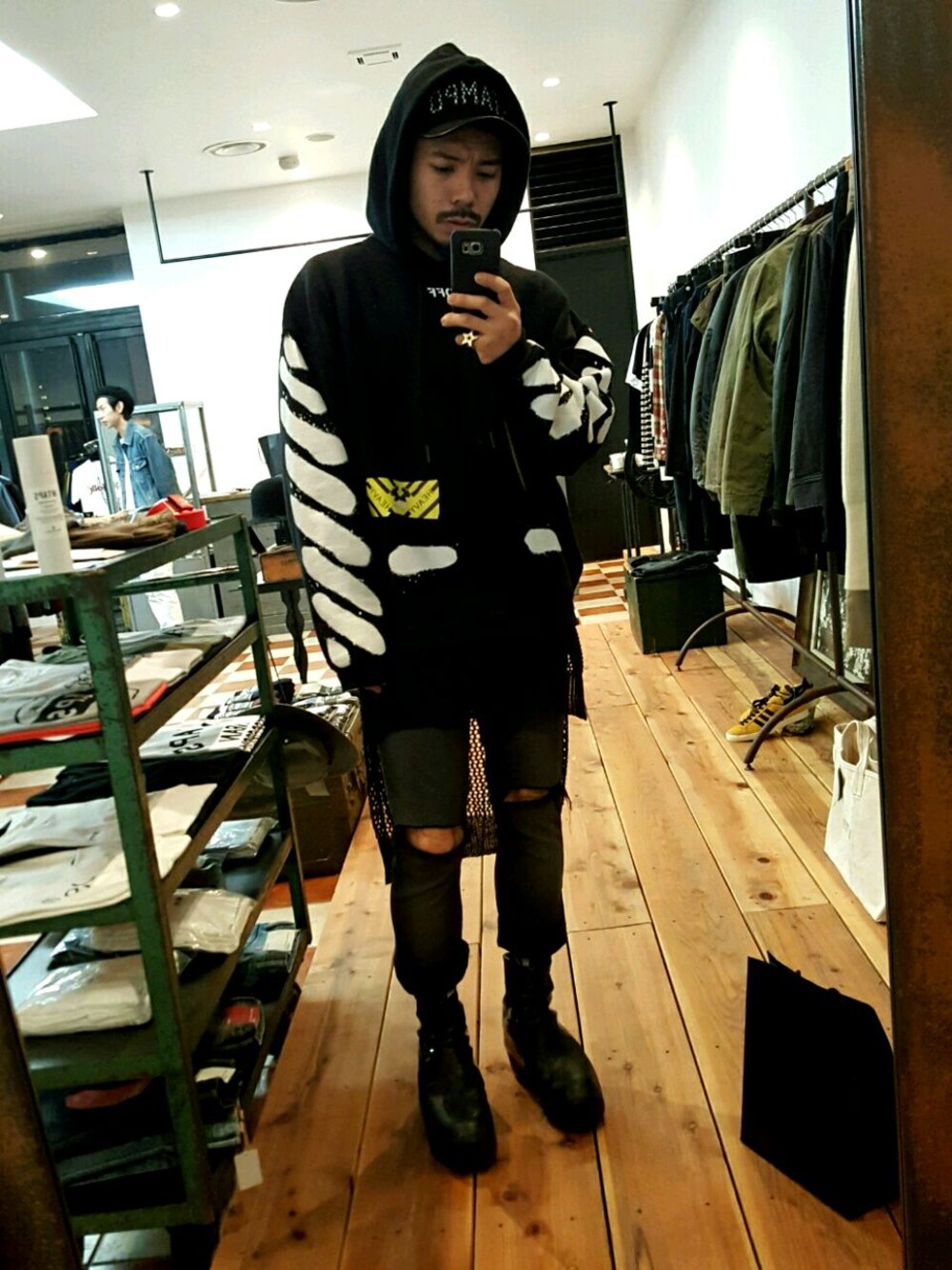 「デニム、レイヤードスタイル、ラグジュアリーストリート」｜「stampd laのアイテム（キャップ、ブラック系）」を使った、jesse@heIkさん（メンズ・171cm）の冬コーディネートの1枚目の写真