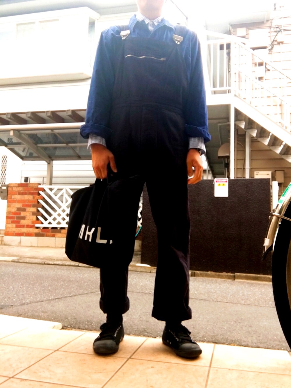 「スニーカー、ゆるコーデ、今日のコーデ、ワーク、レイヤードスタイル」｜「MHL.のSUPER FINE TWILL（サロペット/オーバーオール、ブラック系）」を使った、こーへいさん（メンズ・172cm）の夏コーディネートの1枚目の写真