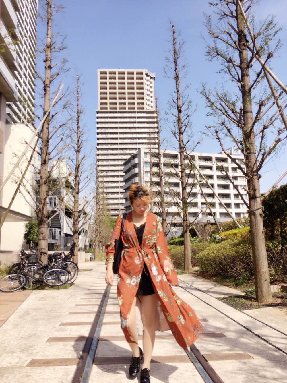 「花柄、長い丈」｜「SLYのアイテム（ピーコート、オレンジ系）」を使った、尹唯為さん（レディース・162cm）の春コーディネートの1枚目の写真