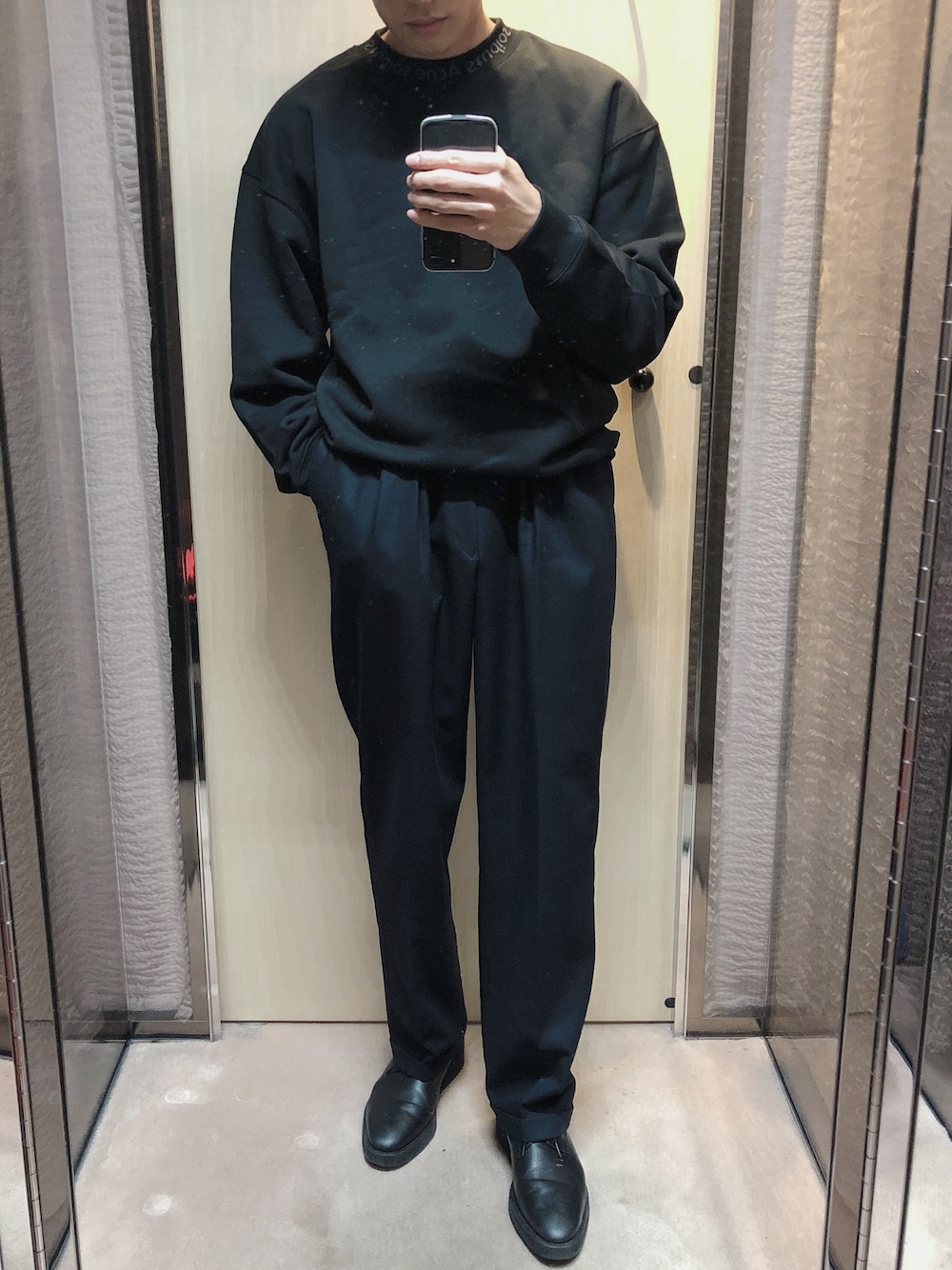 「オールブラック、スポーツMIX'18秋、ゆるコーデ、オーバーサイズ、ワイドパンツ、ワイドスラックス、首ロゴ、ACNE、AcneStudios、韓国ファッション」｜「Acne StudiosのFLOGHO（スウェット、ブラック系）」を使った、ふくべいさん（メンズ・182cm）の秋コーディネートの1枚目の写真