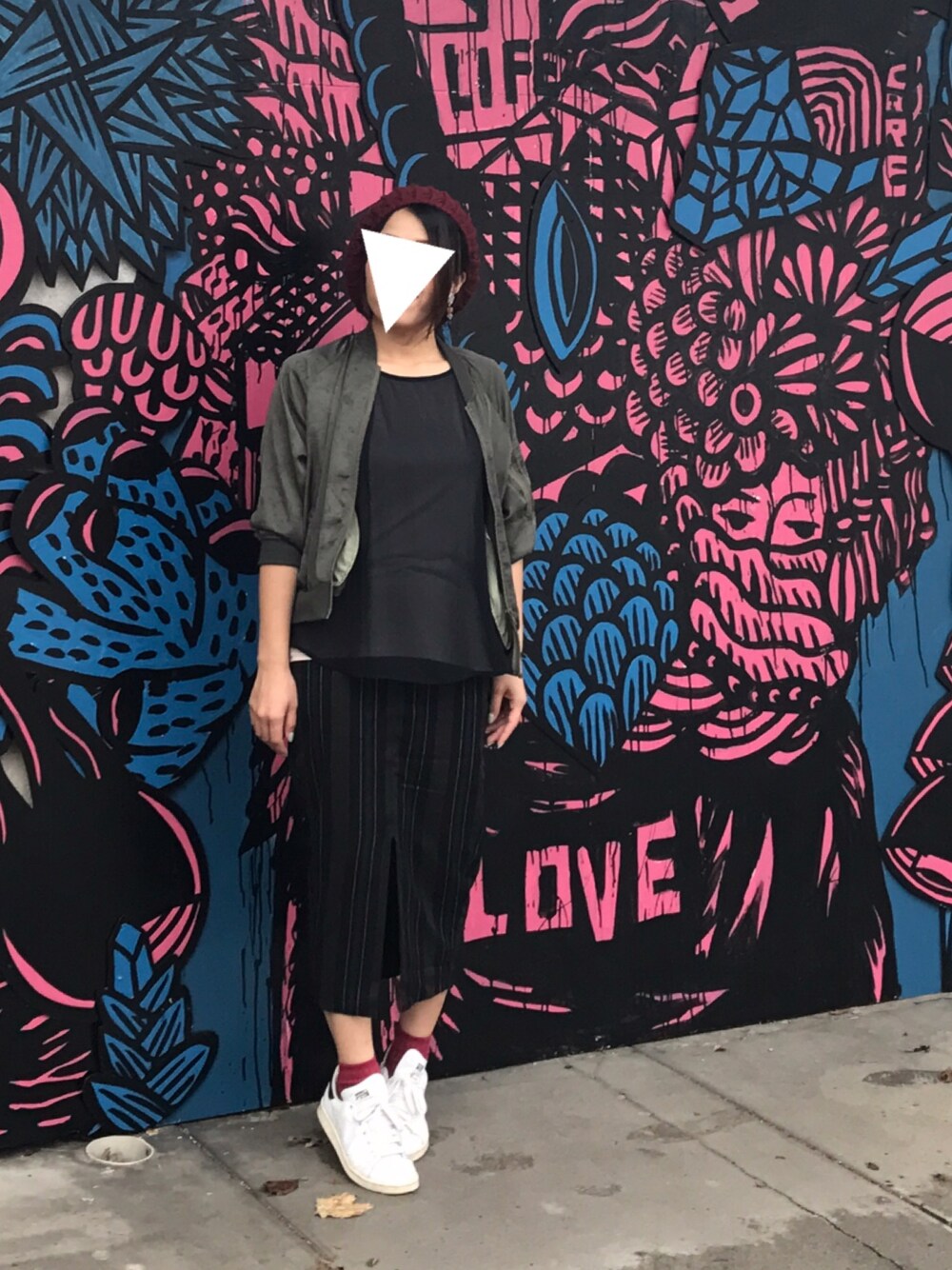 「秋のコーデ、ベレー帽、スニーカー、秋服、adidas、stan smith、白スニーカー、スニーカー×靴下、芸術の秋、芸術祭」｜「JEANASISのビンテージサテンブルゾン5S/565340 （ブルゾン、グリーン系）」を使った、aya♡さん（レディース・158cm）の秋コーディネートの1枚目の写真