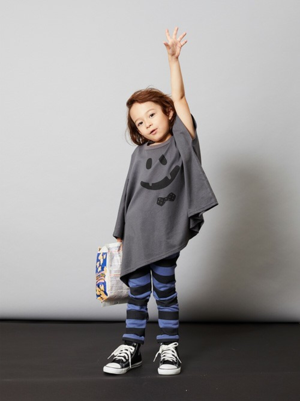 「ハロウィン、キッズコーデ、ボーダーパンツ、男の子コーデ、petit main、おばけ、Trick or Treat、b-room、プティマイン、ビールーム」｜「b・ROOMのオバケプリント変形Ｔシャツ（Tシャツ/カットソー、グレー系）」を使った、petit　main・b-roomさん（キッズ・109cm）の秋コーディネートの1枚目の写真