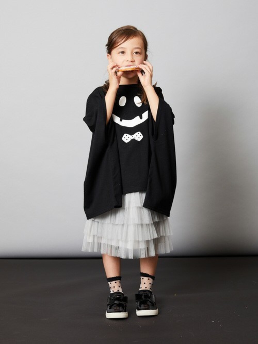 「ハロウィン、チュールスカート、キッズコーデ、女の子コーデ、petit main、おばけ、Trick or Treat、b-room、プティマイン、ビールーム」｜「b・ROOMのオバケプリント変形Ｔシャツ（Tシャツ/カットソー、ブラック系）」を使った、petit　main・b-roomさん（キッズ・108cm）の秋コーディネートの1枚目の写真