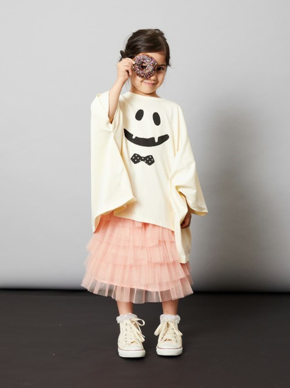 「ハロウィン、チュールスカート、キッズコーデ、女の子コーデ、petit main、おばけ、Trick or Treat、b-room、プティマイン、ビールーム」｜「b・ROOMのオバケプリント変形Ｔシャツ（Tシャツ/カットソー、ホワイト系）」を使った、petit　main・b-roomさん（キッズ・106cm）の秋コーディネートの1枚目の写真