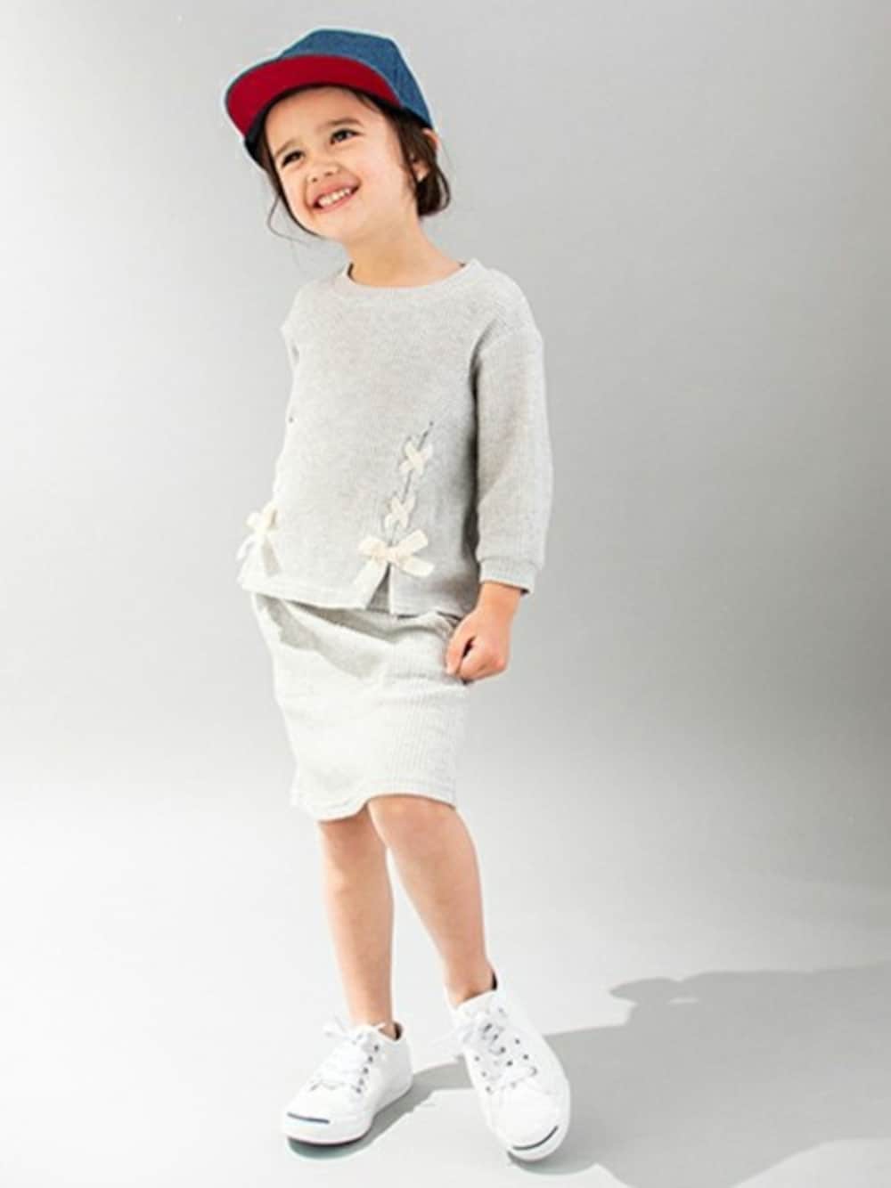 「セットアップ、キャップ、レースアップ、キッズコーデ、春コーデ、ワッフル、女の子コーデ、petit main、プティマイン」｜「petit mainのワッフルセットアップ（アンサンブル、グレー系）」を使った、petit　main・b-roomさん（キッズ・96cm）の冬コーディネートの1枚目の写真
