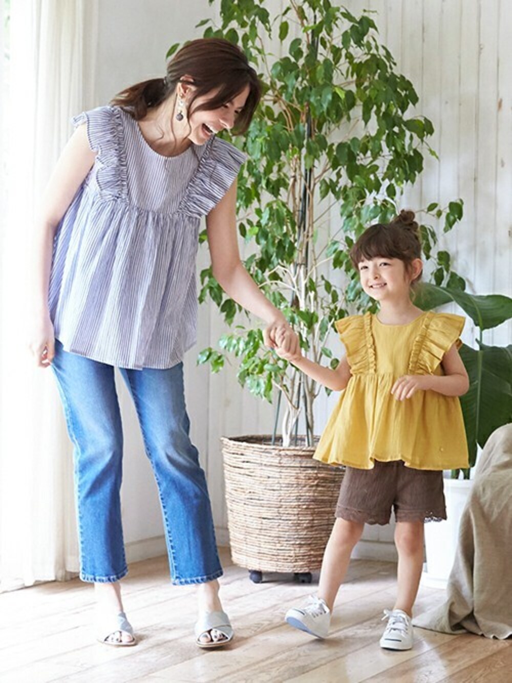 「キッズコーデ、ママコーデ、女の子コーデ、petit main、lien、プティマイン、プティマインリアン」｜「petit main LIENの【LIEN】ショルダーフリル切り替えブラウス（チュニック、ブルー系）」を使った、petit　main・b-roomさん（キッズ・103cm）の夏コーディネートの1枚目の写真