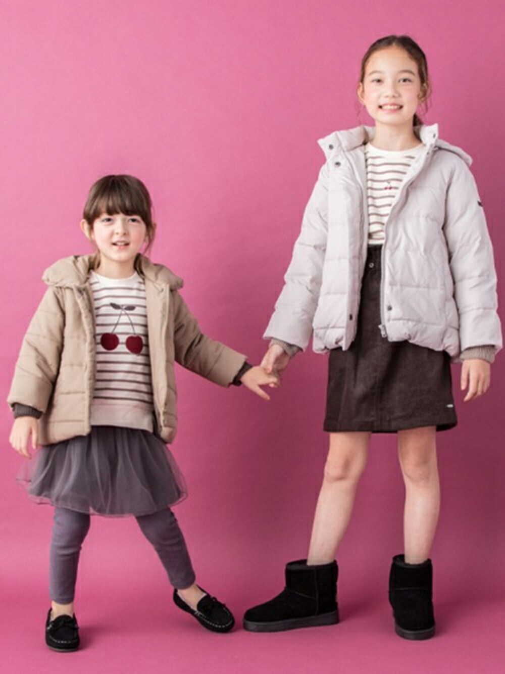 「アウター、petit main、姉妹コーデ、リンクコーデ、キッズファッション、プティマイン」｜「Lycee mineのサスペンダーつきスカパン（スカート、グレー系）」を使った、petit　main・b-roomさん（キッズ・105cm）の秋コーディネートの1枚目の写真