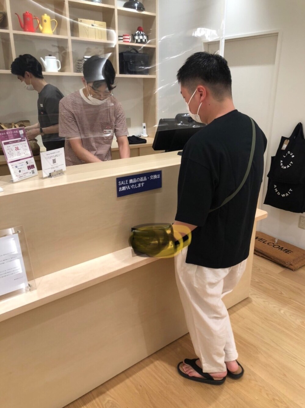 「三密回避、買い物日和」｜「SUNDAY WORKSのアイテム（バッグ、グリーン系）」を使った、コバヤシさん（メンズ・168cm）の夏コーディネートの1枚目の写真