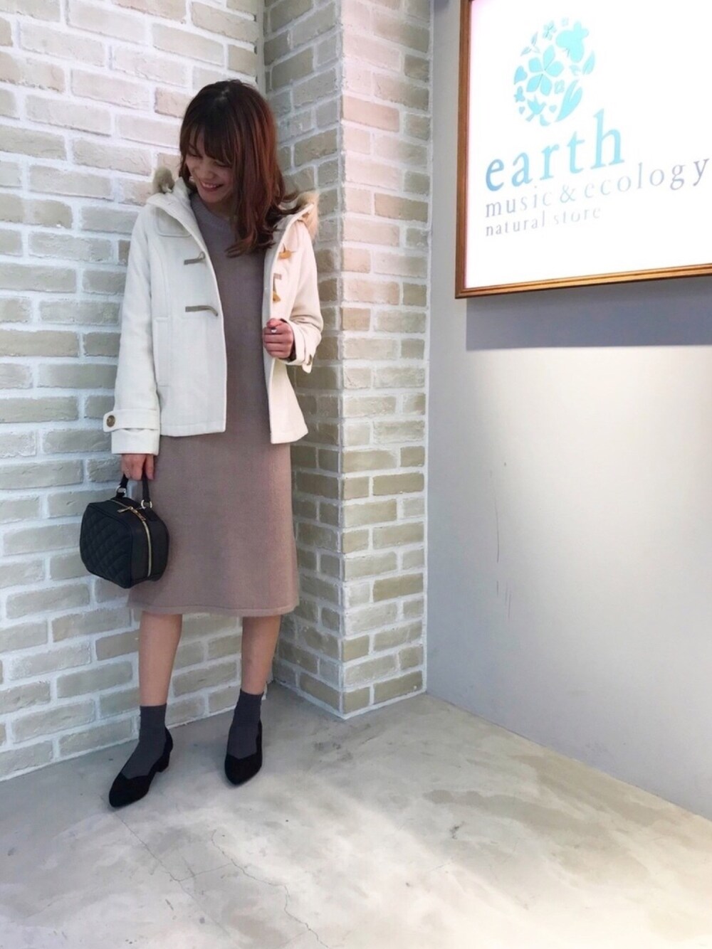 「秋冬、秋コーデ、ワンピース、ガーリー、ニットワンピース、レース、ダッフルコート、スカラップ、パンプス、パンプス×靴下」｜「earth music&ecologyのフルフルダッフル(ショート) ●（ダッフルコート、ホワイト系）」を使った、うっぴさん（レディース・156cm）の秋コーディネートの1枚目の写真